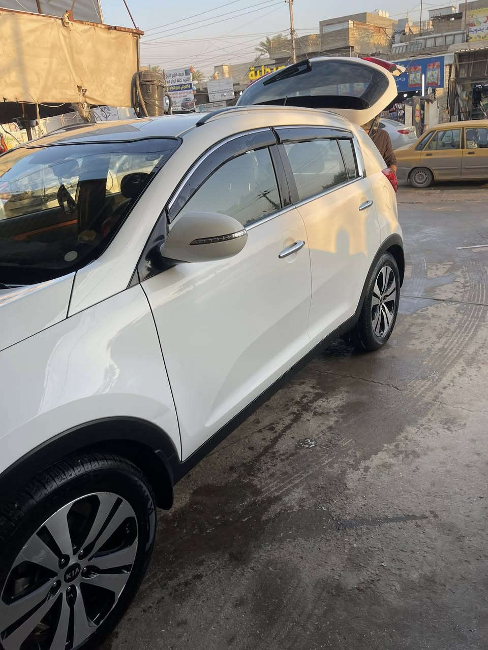 السلام عليكم سبورتج 2013 خليجي مكفولة
مكينه دوش كير مكينه مكفوله 
 السياره جاهزه من كلشي دينار ماتصرف عليها
داخل برتقالي مميز ماشيه 87 الف كيلو
مري شفط تحكمات ستيرن 
أشاير بل مري
جلد
ثلاجة
مكاني بغداد 
السعر 153
***********
***********
