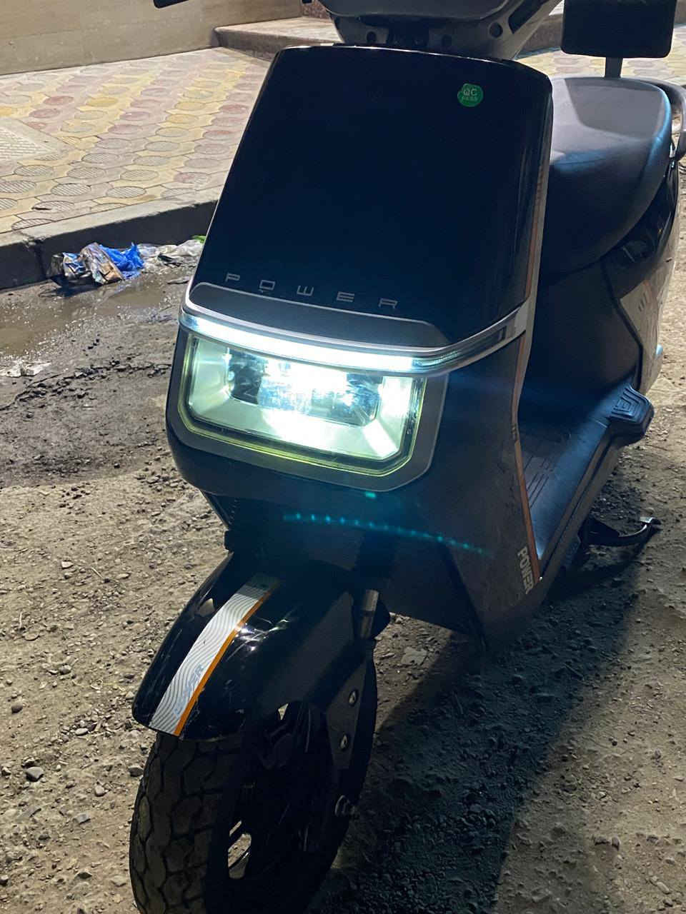 السلام عليكم للبيع دراجه شحن بوليس مواصفات 6بطاريات سرعه 90 سرع 3 بريكات دهن اشاير يمنه يسره ورباعي لايت زنون عالي ناصي هورن نضام الRرجوع للخلف والبارك مثبت سرعه مكاني بغداد جديده سعر 490 وبيها مجال ***********
