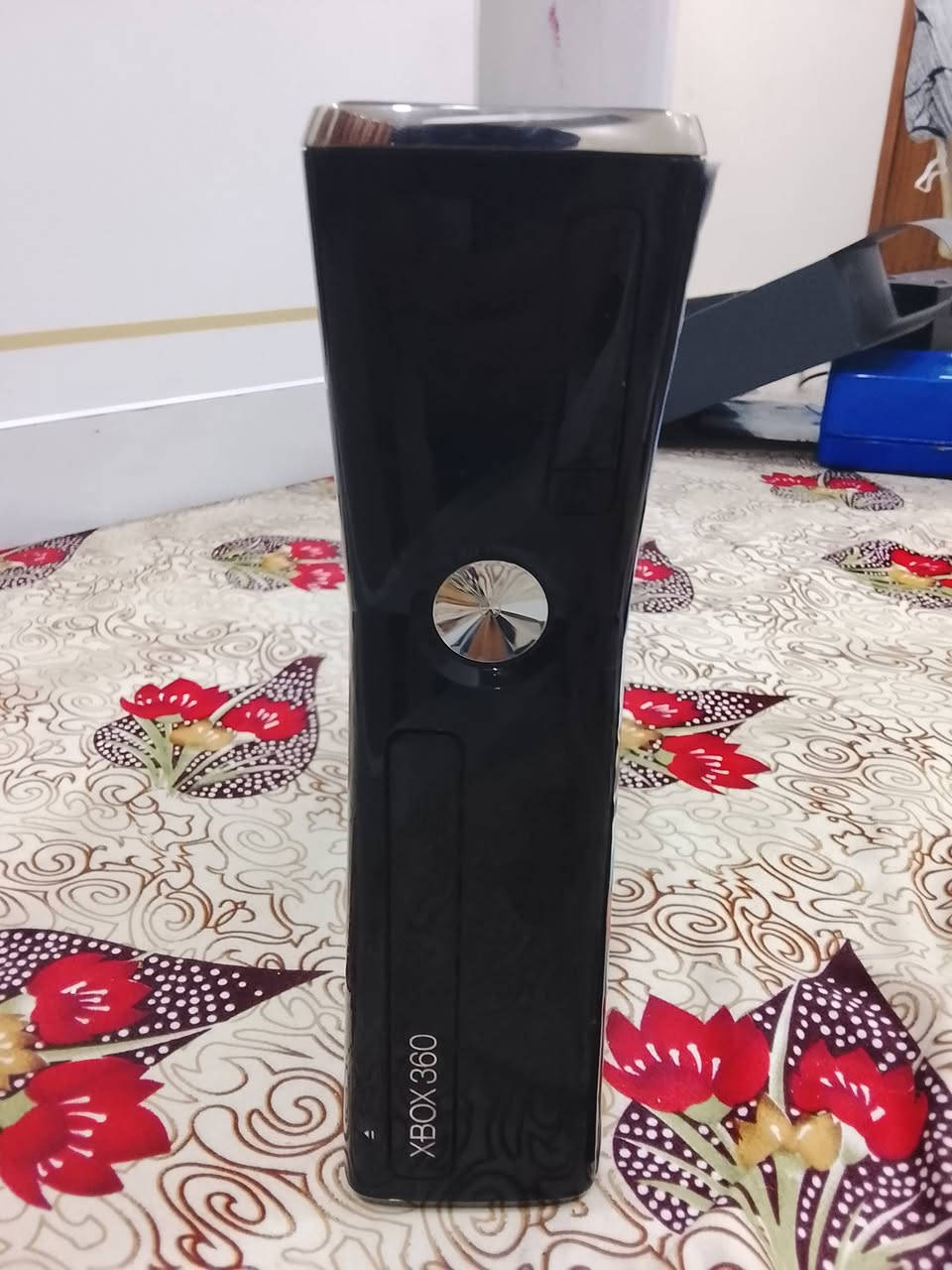 السلام عليكم اكس بوكس 360 سلم للبيع قطعه نضيفه جدا ما مفتوح ما مبدل هارد تخيل حتى الهارد مالته ما طالع منه كلشي ما ملعوب استعمال قليل وبي ضمان سبوعين من العطل و اطيك ويا دركسيون نضيف جدا واطيك الدركسيون باكيته وبالجياس مالته والوايرات مال اكس بوكس كله بلاد ما مبدل شي منهن حتى HDMI بلاد واطيك ويا يده اصلي مال بلاد من الباكيت فاتحه اصلي اليده ام العلبه الحمره واطيك غلاف يده حلو واطيك قرصين مال لعبة سيارات للدركسون واطيك الدركسيون والبلي بالياكيتات و بالجياس 
السعر ٢٣٥ الف ولا دكول هواي لأن ويا هواي شغلات حلوه واني ماخذه من أمير بانده 
واتساب /***********
