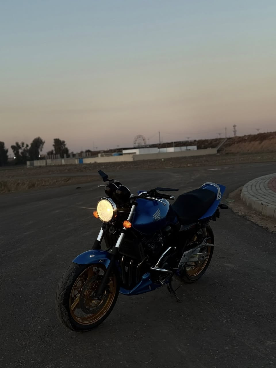 السلام عليكم
دراجه للبيع بدون رقم 
موديل 2012
سكيرتي اصل عقل بلادي 
كفاله عامه 
كير و مكينه 
شلعه و معدل شرط تعبر 180 
كهربئيات كلها عل بلاد 
تخم تاير جديد اصلي 
بدون نصق برغي 
السعر 27 
مكاني صلاح الدين بلد 
***********
