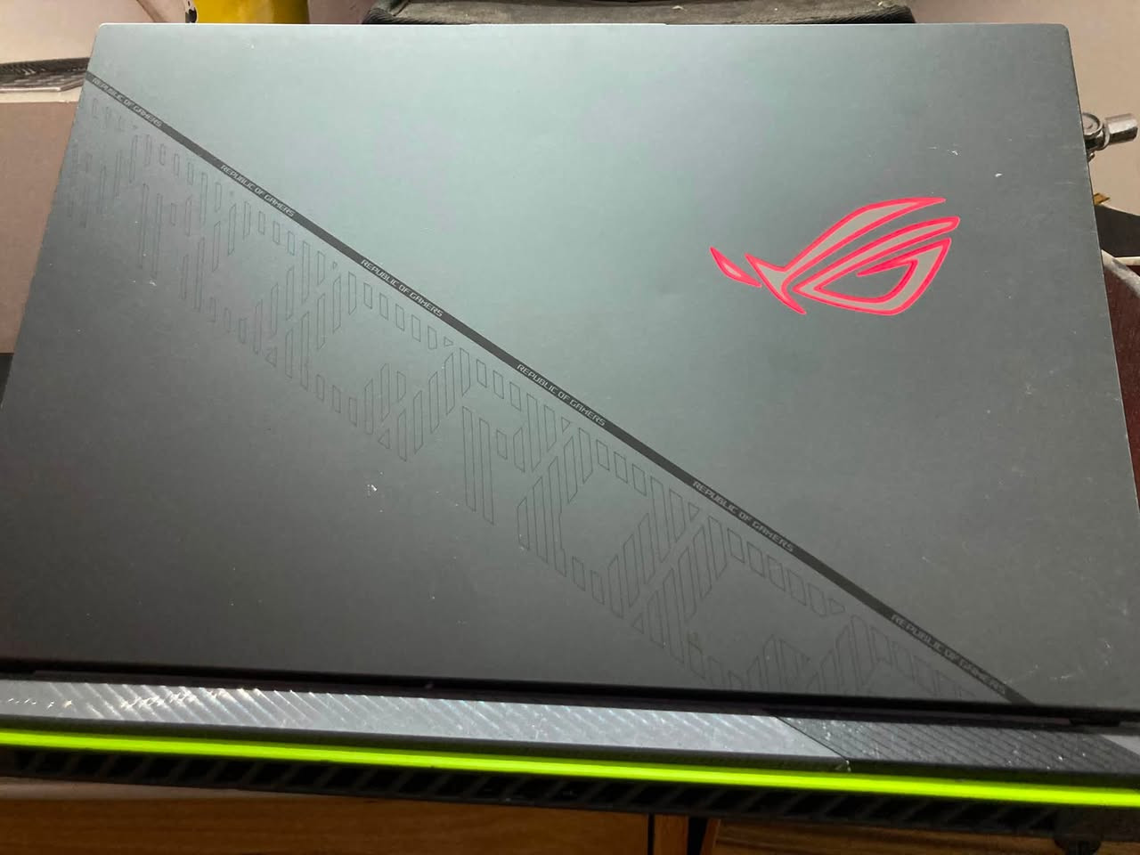العملاق الاندر بعالم اللابتوبات المحموله
ال ASUS ROG STRIX G18 
اللابتوب نضافه عاليه بدون خلل مضمون من اي عطل 
ياتي بعتاد مميز جدا

شاشه عملاقه 18.1 انش بدقه WQHD+ دقه عاليه بمعدل تحديث خارق 240Hz 
سرعه استجابه ضوئيه تبلغ 4MSملي ثانيه 

معالج وحش كاسر من انتل
Core i9-14900HX -32Cpu / 5.85GHZ BOOSTED 
اقصى نسخه يحوي 32كور خارق يرتفع حتى 5.85كيكاهرتز 

كرت شاشه تحفه من 
Nvidia RTX 4060-150W extreme 8GB
فول واط اداء خارق 

رامات عملاقه 32GB نوع DDR5 وهارد تخزين عملاق اثنان تيرا نوع m.2 

كيبورد اضائه تخصصيه لكل زر و اضائه للضهر و اضاءه سفليه متكامله 

صوت ستيريو محيطي ٦ سبيكرات 

خواص G-cync وخواص ال advanced mux switch جميعها مدعومه 

مثبت عليه اخر الكيمنك الحديث 
Resident evil 9/ crimson desert / assassin creed black flag / 0007 first light 

اكيد اللابتوب خارق لجميع الاستخدامات 

سعره حاليا عند وكاله الريان ٣ مليون و ٤٠٠ الف كما موضح بالصور  طبعا لنسخه ١ تيرا والعندي ٢ تيرا

السعر المطلوب ((اثنان مليون و ٢٠٠ الف )) او مراوس باقل و اخذ فرق مو مشكله
بغداد قرب البياع و متوفر التوصيل

للتواصل***********
