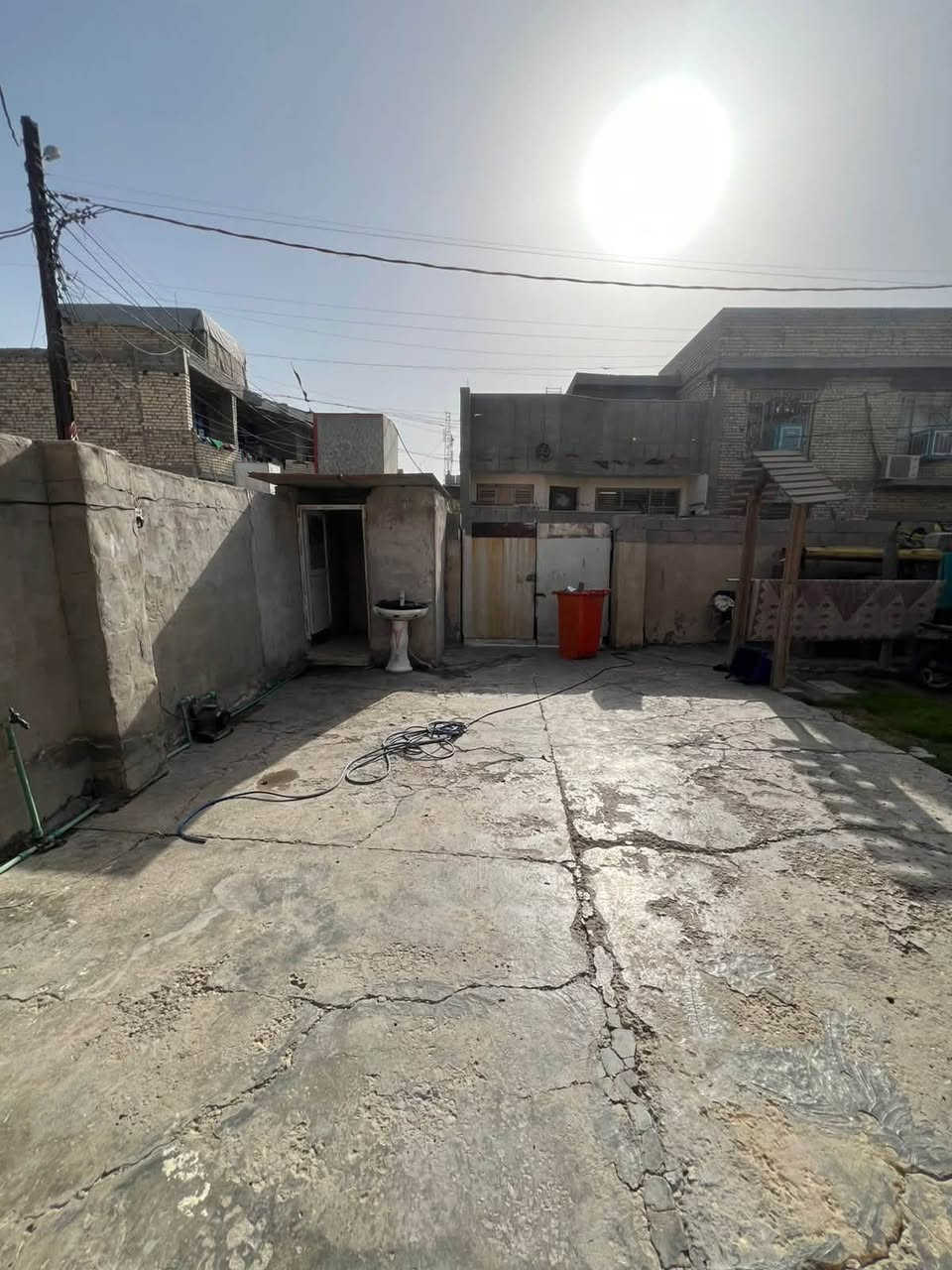 السلام عليكم دار للبيع المساحه 250 م. تفليش او تقطيع حسب الطلب. علماً ان الدار صالح للسكن لمده طويله ولا يوجد به اي نقص خدمات كامله  (نبيعه الك سعر قطعه ) السعر مناسب 

‭٠٧٧٠ ٧٨٧ ٨١٧٥‬
