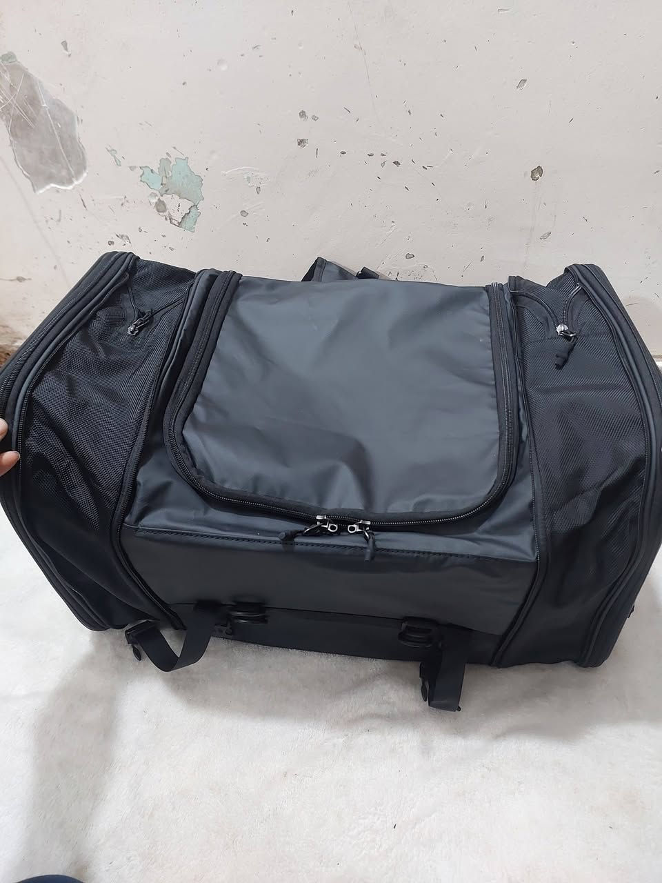 للبيع جنطة  ترحال او سفاري ماركة غنية عن التعريف وراقية جديد تفاصيل بالصور سعر 90الف توصيل موجود ***********
