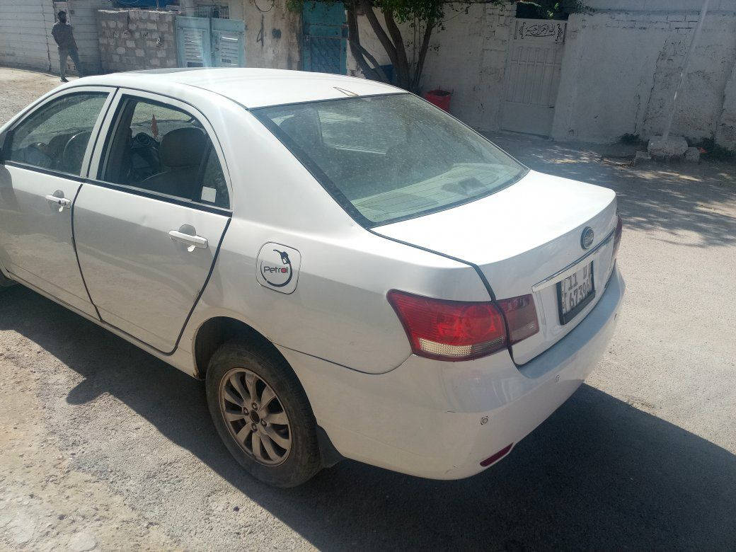 السلام عليكم اخوان
عندي BYD G3 موديل 13 بيضاء
سيارة نظيفه 
محرك وكير كورلا
صدر نظيف باتري جديد تخم تاير جديد 
تبريد شغال بصمة ترحيب شاشة اندرويد
السيارة باسمي السعر 55. وبيها مجال
***********
