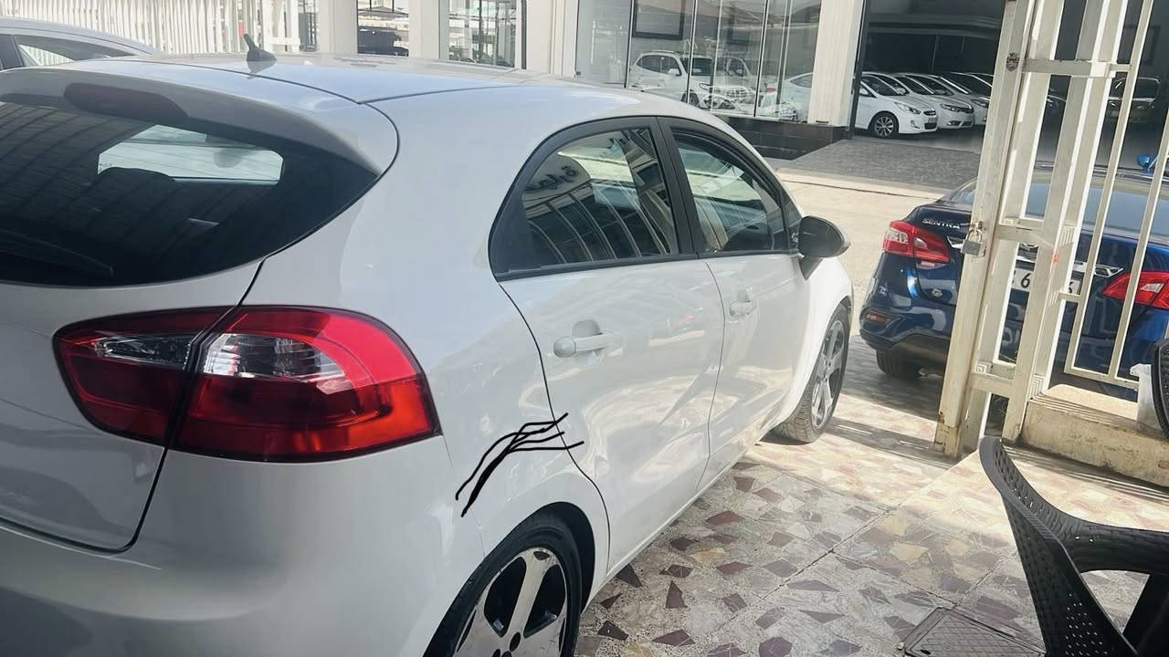 كيا ريو ٢٠١٣ شرط بدون صرف او نفخ بيها نص جاملغ الخلف اليمين صبغ وبيها مكانتين تعديل بارد بالجاملغ الامامي اليسار وبمكان ثاني سيارة نظيفة ماشية ١٧٠ خليجي السيارة 

السيارة موكفها بمعرض النور بالشارع الوسطي بالمعارض السعر ٩٠ وبيها مجال بسيط جدا الاتصال على الارقام 
*********** 

‭٠٧٧٤ ٠٨٦ ٤٠٨٨‬
