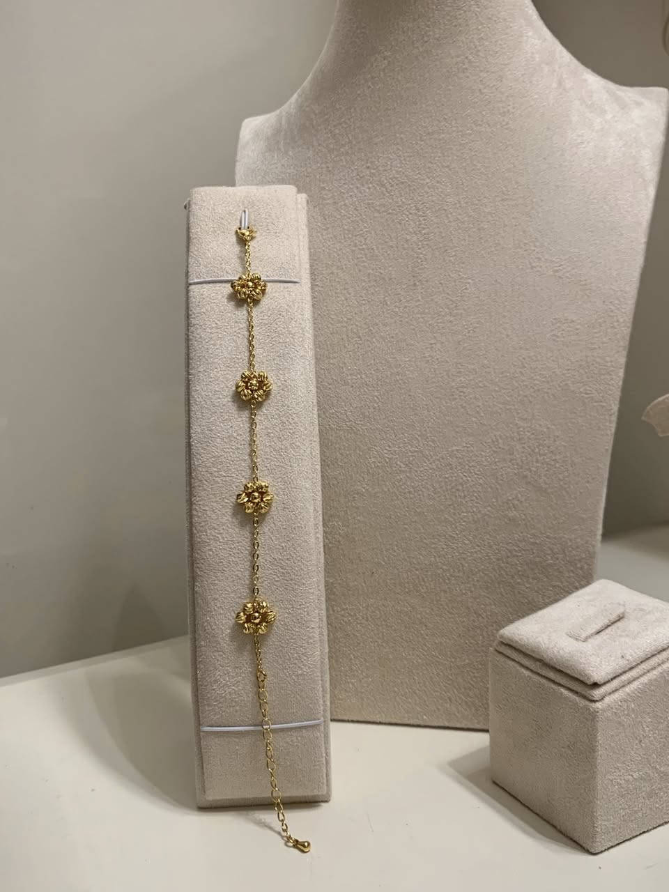 بنات ذهب اصلي خليجي ضمان سنه مايكشف وانطي ضمان واني مطمأنه دخلو وشوفو الحلويات 😍 
اي شي يعجبكم سكرنو ودزوليا خاص 
ملاحضه اني من بغداد وعندي توصيل بسمايه كلش سهله 💕


**إذا كنت صاحب هذا الإعلان وتريد حذفه لأي سبب، رجاءا أرسل رسالة إلى الدعم الفني**