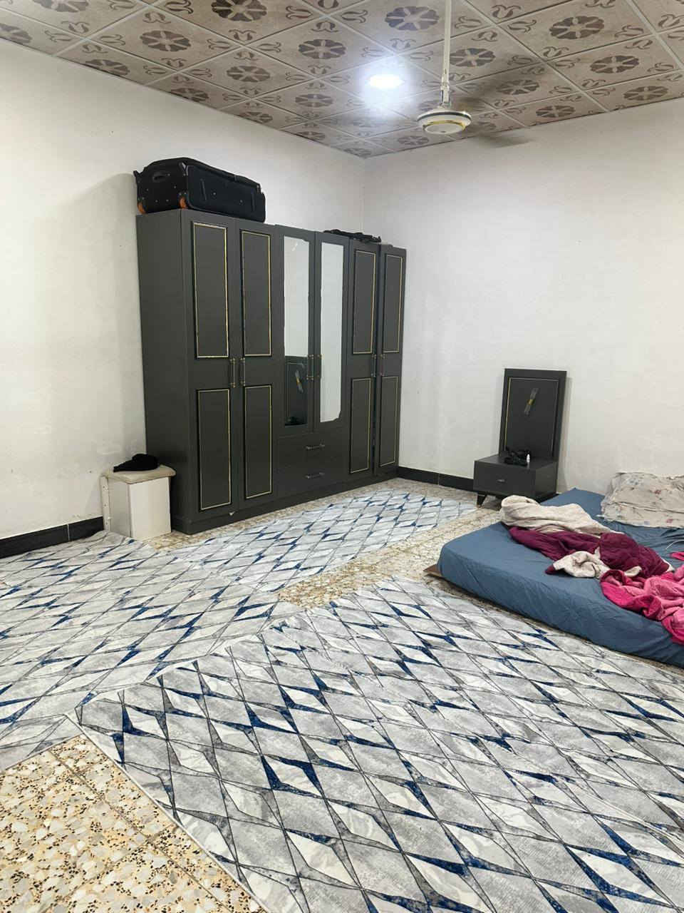 بيت بالمهندسين (الساهرون)  100 بناء 2019 طابقين صب الطابق الأرضي غرفه وصاله واستقبال وحمام داخلي وخارجي والطابق الثاني 3 غرف وحمام كلش نضيف واجهته بورسلين بيع مستعجل سعره 145
*********** النجف, العراق
