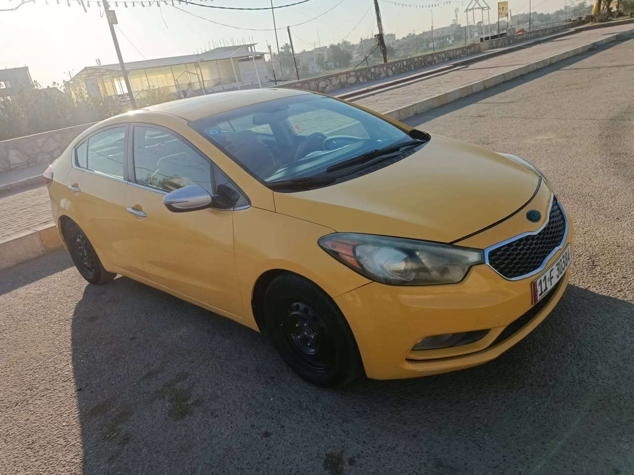 سلام عليكم شباب كيا فورتي موديل ٢٠١٤ وارد امريكا حادث جاملغ امامي ايسر فول مواصفات واحد ع واحد ماشيه ٢٠٠ تقريباً تخم تايير جديد حداديه حلوة نقص بس دبلات امامي عليه تخم تاير وويل اسود بالكارتون مطلوبه هيئة ١٠٠ الف تنزل من السعر سنوية بعدها ما منتهية راعيه موجود شرط يريد مداور ماكو وكالة رقم بغداد انگليزي مكان السيارة ميسان. السيارة اصل كشنات جلد وشاشة وكامرة وتنتة وتحكمات وخزن ميموري وقطعتين تبريد ثلج محرك الفين جي دي اي  ما بي لا تنقيص ولا تبخير سونارهه موجود السعر ١٠٠ وبيه مجال حك الجية ***********
