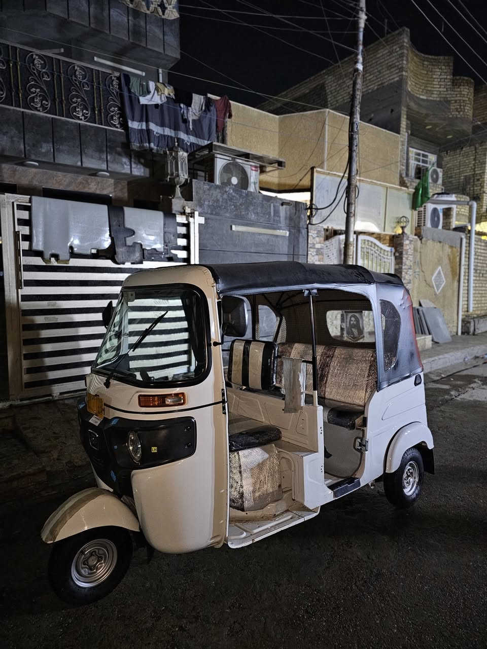 سلام عليكم شباب تكتك للبيع لون ابيض مثل ما موضح بلصوره تكتك خير من الله  تكتك مكفوله من الضربه ولتعمير شلع بس بيهة هاي الضربه خفيفه كلش ولباب موجود  ورمايده موجوده تكتك مكفوله ما مجفت تكتك بس مفيلسه الله شاهد رقم وسنويه وتخم تاير جديد ما ذب عليهة ربع المكان البلديات السعر 9500  قفل هاذ رقمي ***********
