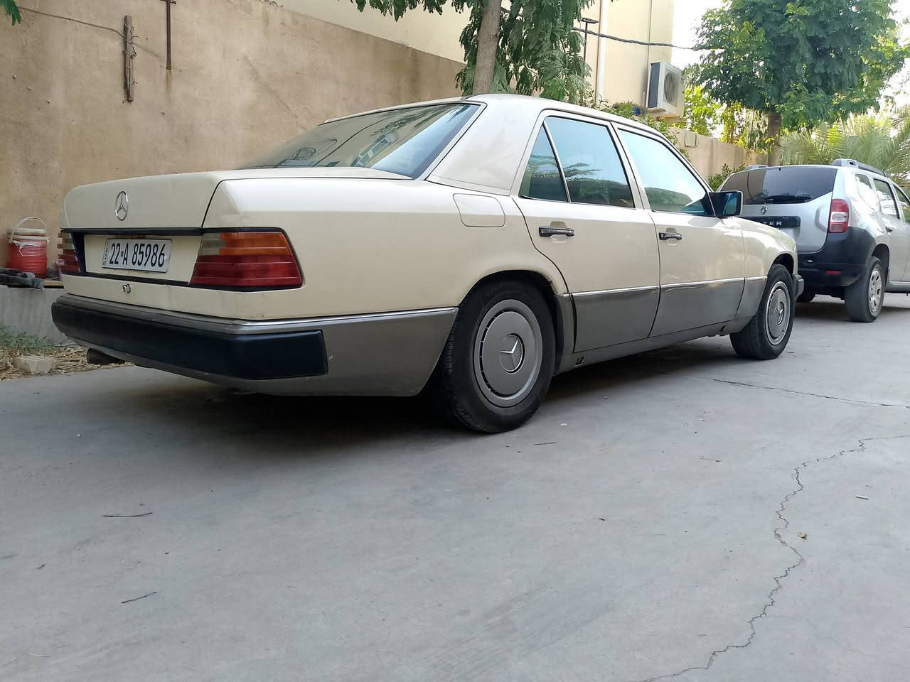 سلام عليكم 
للبيع مارسدس دب موديل 1992
محرك بطه ثنين ونص 
مابيه اي نقص كلشي بيه شغال 
مكاني ديالى بعقوبه تقاطع القدس 
سعره 55
***********
