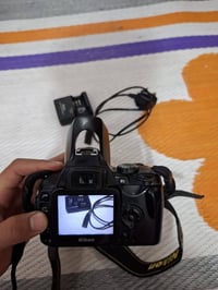 كامرة Nikon D40 ويه ملحقاته شاحنة أصلية عدسه 18_55 اطيك بيه ضمان ما مف...