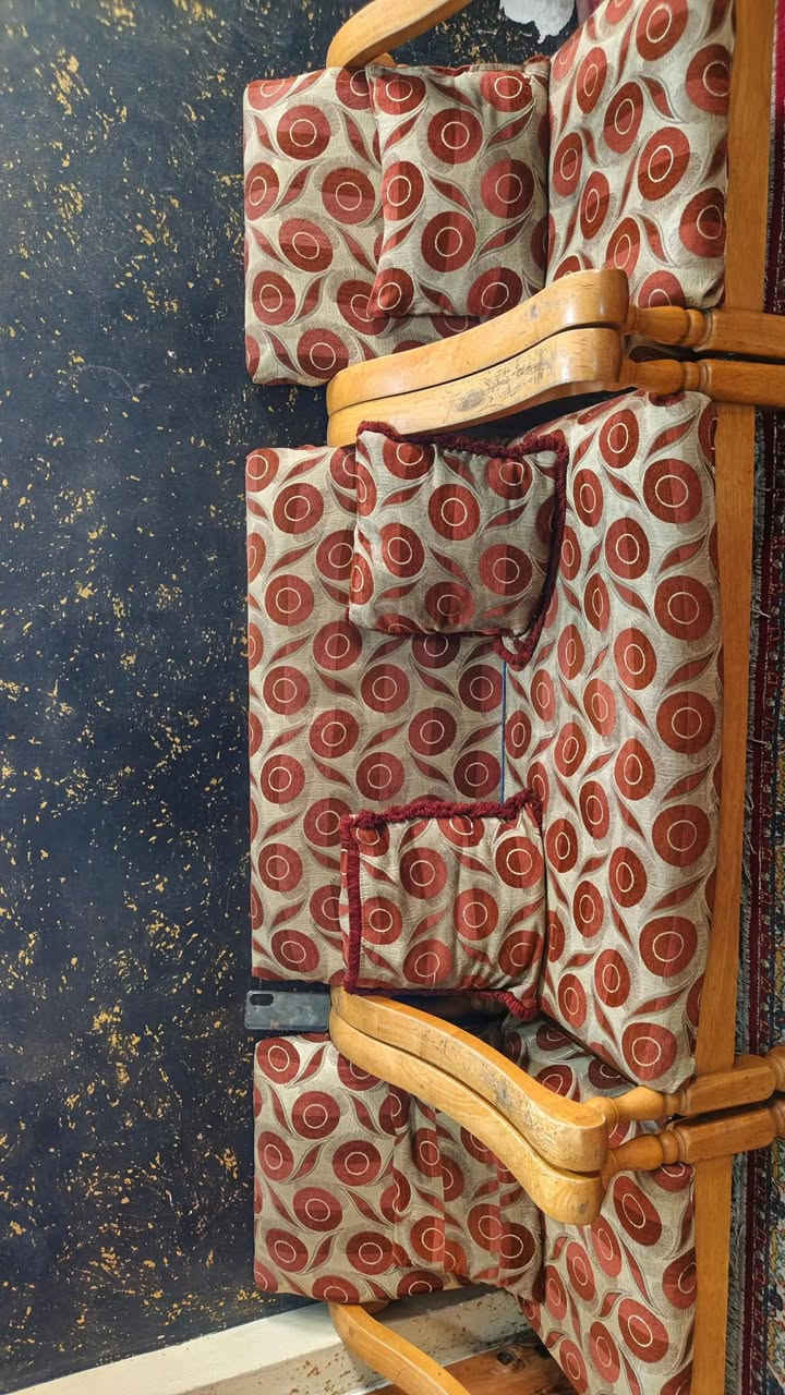 التخم الاخضر نظيف وبسعر 50 قفل والتخم الخشب كذلك نضيف بسعر 25 قفل ميز طعام يتكبر ويتصغر ويا كراسي اربعه 35 هو والكراسي وميز ثاني بدون كراسي هم يتكبر ويتصغر ب15 كلهن قفل 
المكان الحرية الاولى شارع الكازينو


**إذا كنت صاحب هذا الإعلان وتريد حذفه لأي سبب، رجاءا أرسل رسالة إلى الدعم الفني**