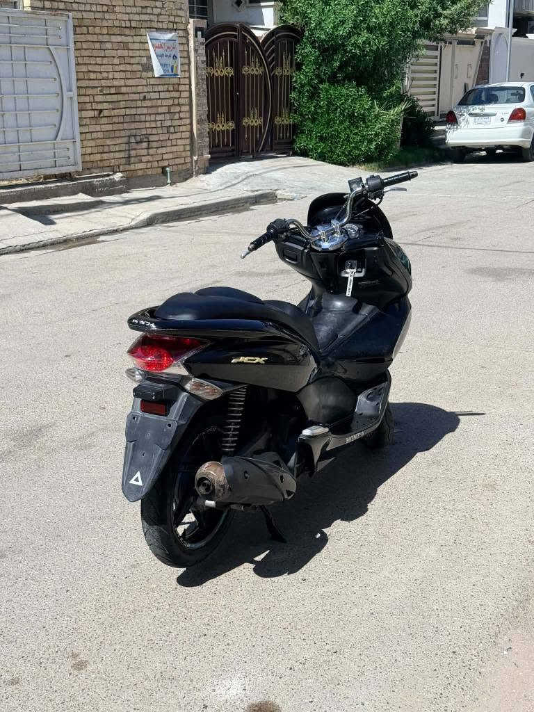 سلام عليكم دراجه PCX للبيع جيل اول ياباني مكينه 150لدراجه نضيفه وناعمه ما مفتوحه نهائياً الدراجه 
ماشيه 33 الف تايرات جددد  كهربائيات كلها شغاله اي نقص مابيها فقط التريشه جهت اليسره و ال 7 الي بالبجم 
الدراجه نوزل واني مداريها مشيها كله ع محسن 
سعرها مليون 
مكاني بغداد بلغزاليه 
واي استفسار هذا رقمي *********** بغداد, العراق
