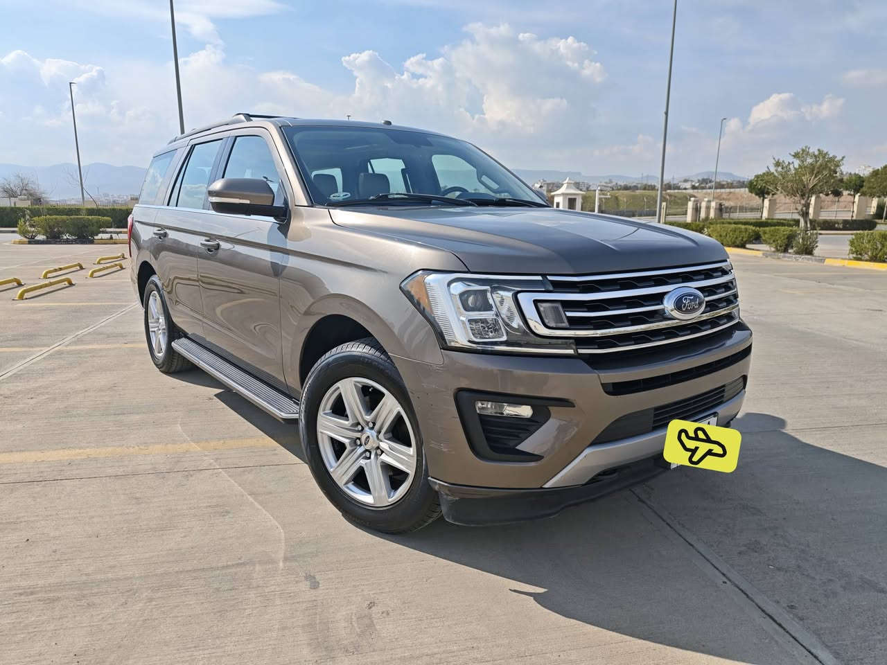 ***********
فۆرد اکسپدشن القاصد
2018 XLT پلەس
سفرشریکە قاصد 
بێ بۆیاخ بێ سارد بێ شوخت بێ چاڵ
پانۆڕاما
کوشن جلد سارد گەرم
شاشە گەورە ٣ شاشە
کامل سێرڤزی تازە بۆکراوە
تایە باتری ڕۆن هایدرۆلیک
١٤٠ کم/ هەزار ڕۆشتوە 
هەموو گیانی بەشەرت
