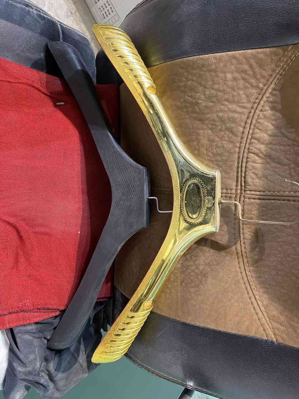 السلام عليكم
ملكانات 3 للبيع سعر الواحدة 60 الف 

تعاليك ملابس عدد 140 تقريباً سعر الواحدة 500 دينار 

العنوان رئاسة العبيدي شارع 20 

رقم الهاتف ***********
