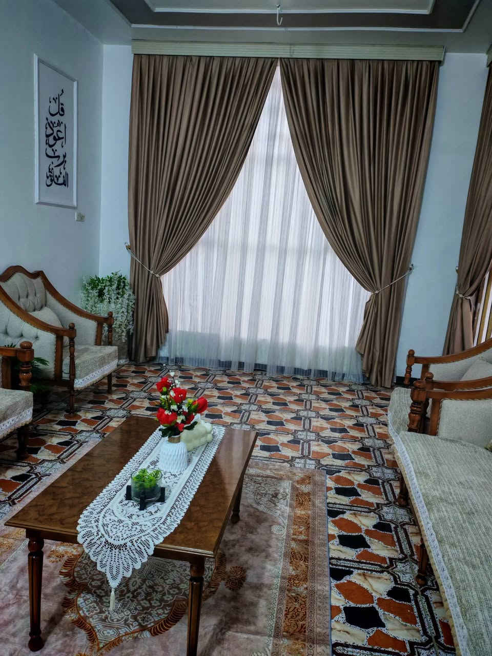 بيت مساحته 200متر العنوان كريطعه قرب ملعب سلام شوارع عريضه وقريب جسر الجديد حاليا مقابيله شارع40متر
البناء بلوك بيت مرتب يتكون من غرفتين كلدور صاله مطبخ مجمع صحيات كامل مع كراج وحديقه بناء مرتب
طابو زراعي سند25
مكتب وعقارات الوارث
***********
