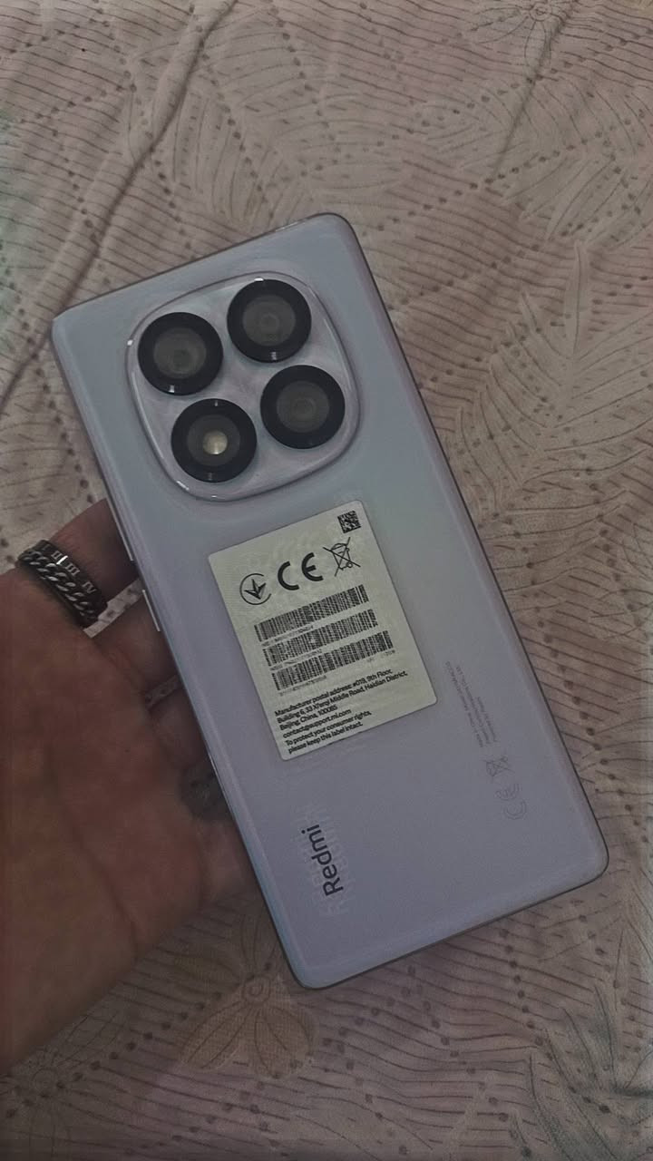 السلام عليكم ورحمة الله وبركاته
ريدمي نوت 14برو 4G
الذاكرة 512
الرام 12+12
كامرة 200mp
البطارية 5000
بصمة شغالة لمسة 
 يدعم شحن سريع 67 W
شرط ما بي إي طبع او شي بل شاشة 
بس الكلاس مكسور وما ماثر على المس مثل ما موضح بل فيديو 
السعر 265 بي مجال بسيط 
التوصل *********** 
متوجد على الفيس
