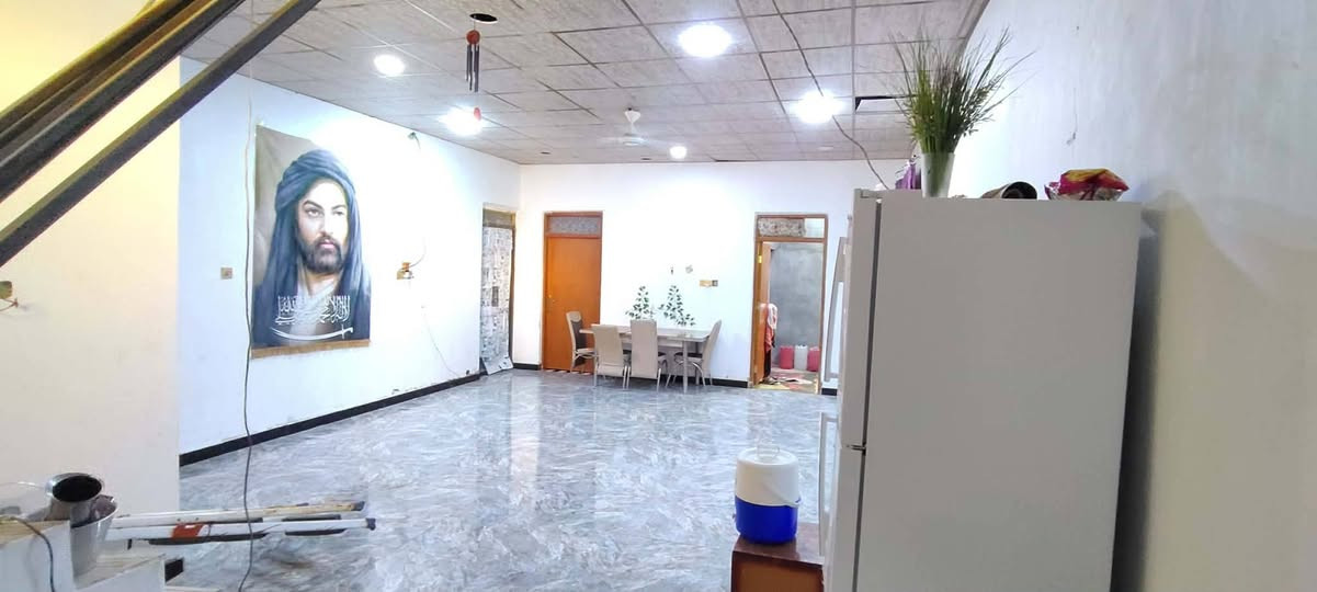 سلام عليكم دار للبيع مساحه حي الجوادين النزله الثانيه  الشارع 11متر كهرباء بالباب والماي بالباب 300متر واجهه 15ونزال 20 البيت يتكون من استقبال 7ونص ×4 وصاله 6ونص×6وصاله ثانيه 9×6وغرف 2مساحه 5 ونص ×4وغرفه ثالثه 4ونص×4ومطبخ وصحيات عدد 3مناور عدد 3. البناء بلوك صب كونكريت مسلح البيت بناء جديد 2024وشغل درجه اولى الاستفسار الاتصال ***********
