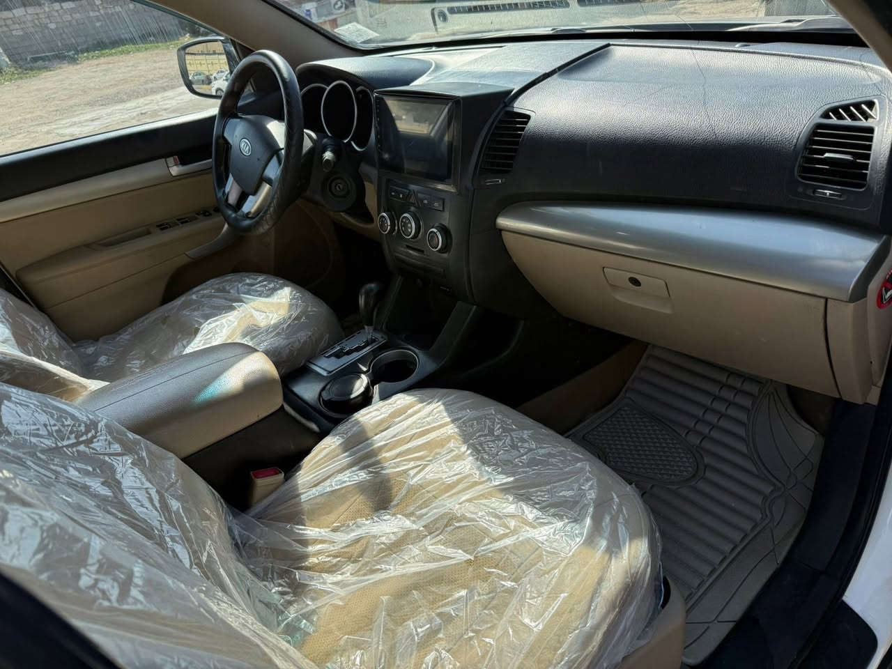 سلام عليكم سورنتو 2012 سياره كافله عامه ما عده جاملغ  المامي بي رشت صبغ بدون ضربه بدون فتح سياره خليجيه مكينه 4سنتدر بصره حره مشروع وطني مكان سياره بصره سعر 136  رقم الهاتف ***********
