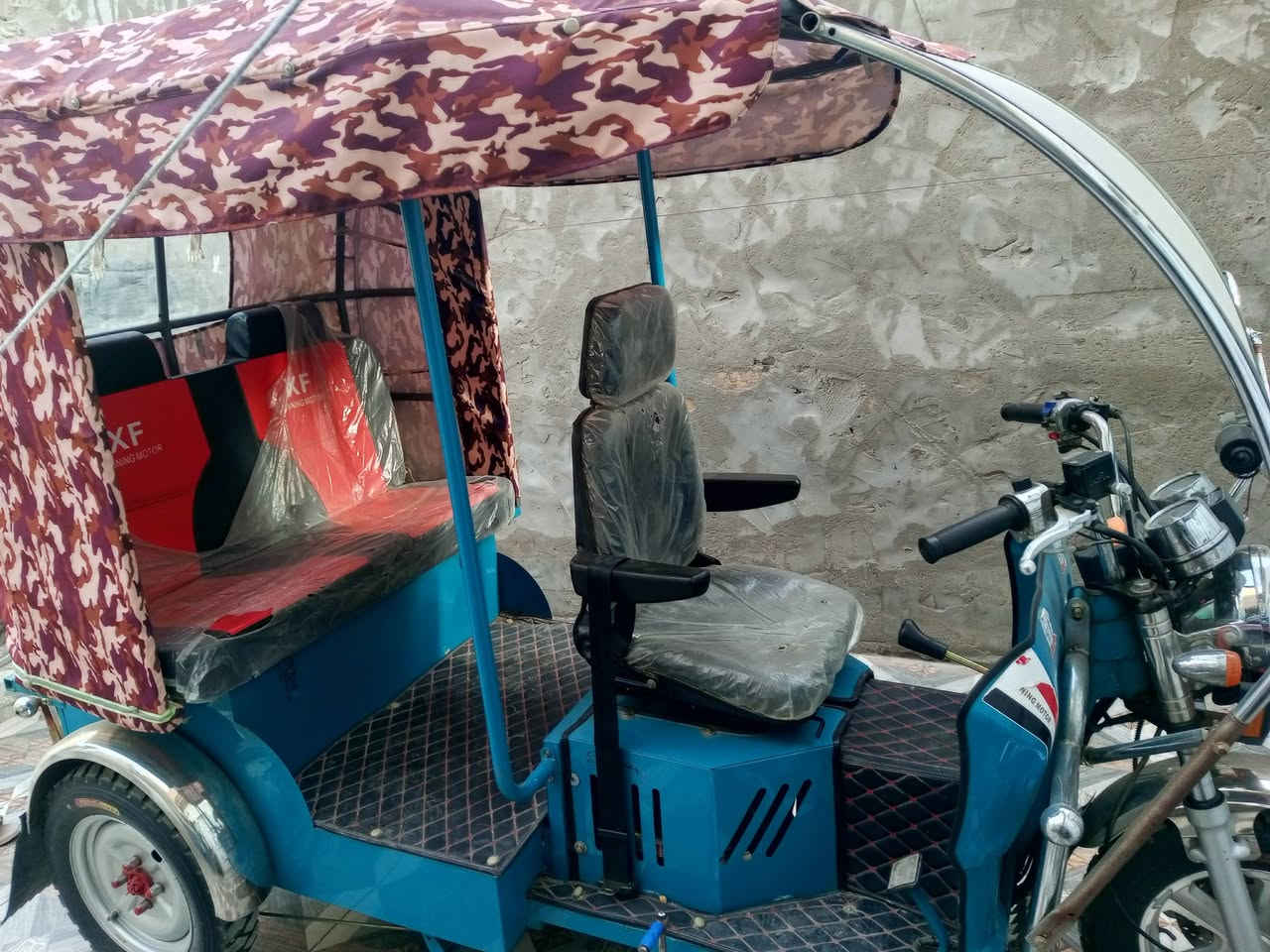 تكتك للبيع جديده ما ماشيه السعر خمسه ملايين او مراوس بسيارة ***********
