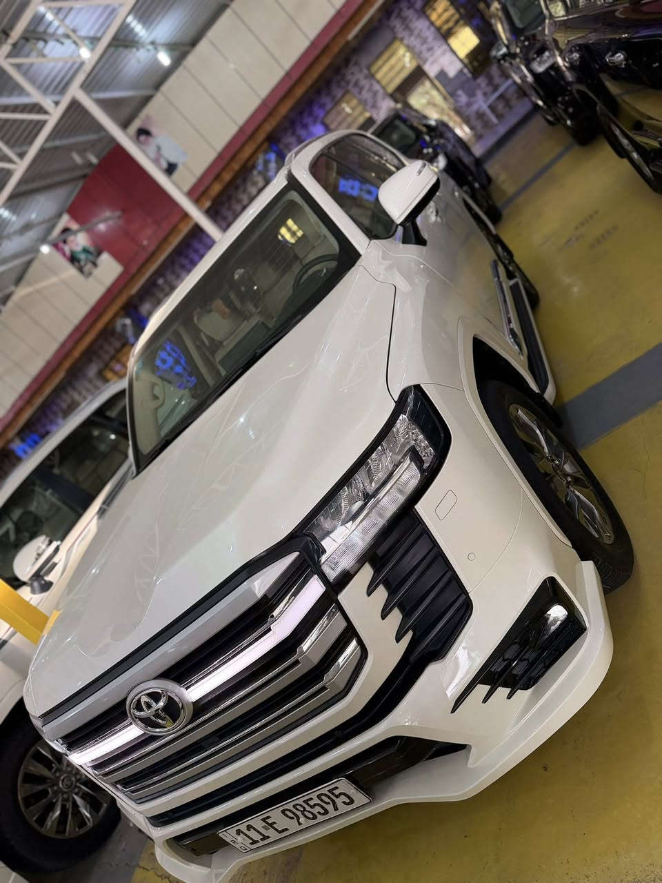 يعلن معرض بيت شريجي👑 عن وصول تويوتا لاندكروز limited بريم اصلي 2022 
ماشيه 47 الف  حقيقي شرط الفحص لسياره مرقم بغداد فول شاشات وتطبيق  لمتد مكفوله عدا باب فتح وبيها بارد بسيط والسونار موجود 
العنوان كوت حي لحكيم 🧿
#تويوتا_ لاندكروز_2022 gxr limited✈️
اللون: ابيض white
عداد المسافات47km
المواصفات:  رقم بغداد فول مواصفات ١/١
شباك لد
سلايد(فتحة قمارة)
كراسي جلد اصلي(بيجي)
كراسي اثنين كهرباء
تبريد خلفي شاشة
شحن الهاتف لاسلكياً
ثلاجه
كروس سرعة 
خمس بصمات
فول تحكم استيرن(جهتين امامي+جهتين خلفي)
شاشة عرض الاعطال
صندوك كهرباء(شفط)
فتح صندوك تلقائيا  
دبل كير(عادي+اوتوماتيك)
ناقل حركة ٨ نمر
دبل حساس(امامي+خلفي)
نظام تحكم بمستوى الضوء الداخلي
مانع تزحلق
نظام فتح الابواب لاسلكياً
فور ويل
شاشة امامية كبيرة اصلية
شاشات خلفيه تطبيق 
كامرة خلفية اصلية
تشغيل عن بعد
دوسات كتابة landcruiser
اشارة بالمري
مري كهرباء(شفط)
لايت عدسة زنون(عالي+ناصي)
لد امامي
#ويل_20_الجديد_كليا
#سستم_صوت
مدخل
CARPLAY
‏BLUETOOTH 
‏AUX
‏I POD
‏USB
‏CD
للاستفسار الاتصال بِنَا على الأرقام التاليه

  حسنين ‭0771 508 5598‬ واتساب او اتصال
