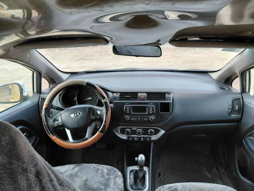 السلام عليكم كيا ريو موديل 2013 للبيع  رقم بغداد انكليزي تحويل ثاني يوم سنويه جديده هزه جديده مكينه 1600 مكينه وكير وحدايه وتبريد وتخم تاير مكفولات سياره مصفرة هيئة وغرامه سياره جاهزه كل نقص مابيها السعر 75 رقم الهاتف ***********مكاني كربلاء سياره بيها بنيد مبدل
