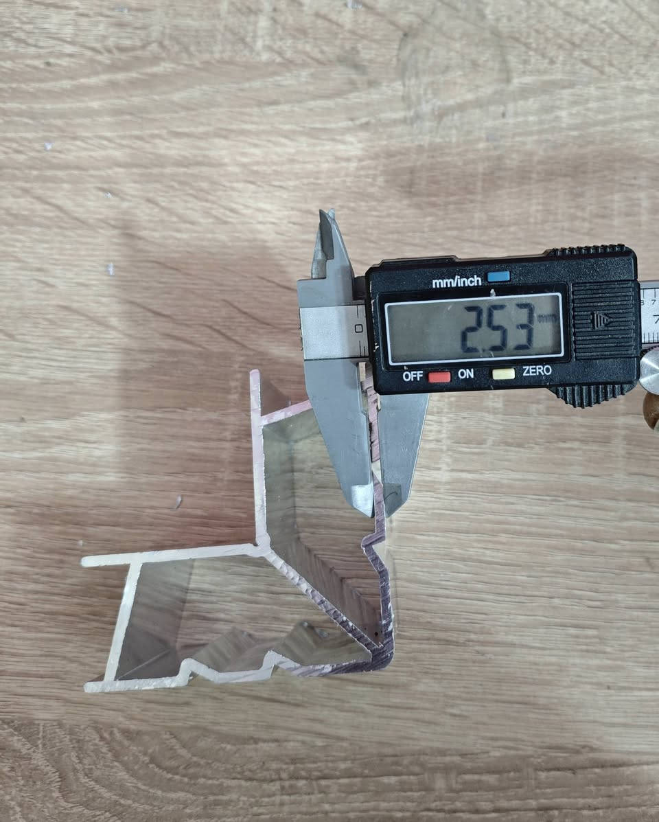 السلام عليكم ورحمة الله وبركاته... زاوية تجميع جرجوب G60 ثقيلة ونقاوة المنيوم 100/100 سعر القطعه الواحدة 750 دينار... يوجد توصيل لجميع المحافظات... للتواصل.. ***********
