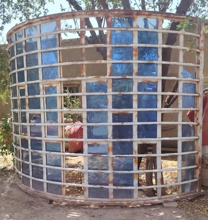 السلام عليكم شباك دور لبيع الرتفاع 3متر والعرض 4متر حديد ثقيل وكل خياس مابيه بس متروك من زمان يرادله صبغ السعر 300 الف رقم مبايل ***********
