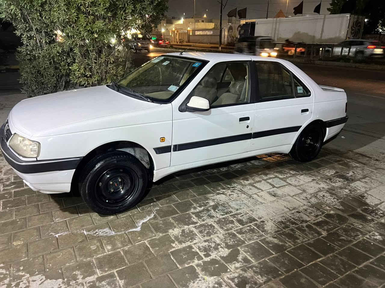 السلام عليكم
بيجو ٢٠١٣ 
بيه صبغ باب خلف السائق والسياره نظيفة خير من الله
السعر ٥٠ ورقة وبيه مجال 
مكاني اعظمية
***********
