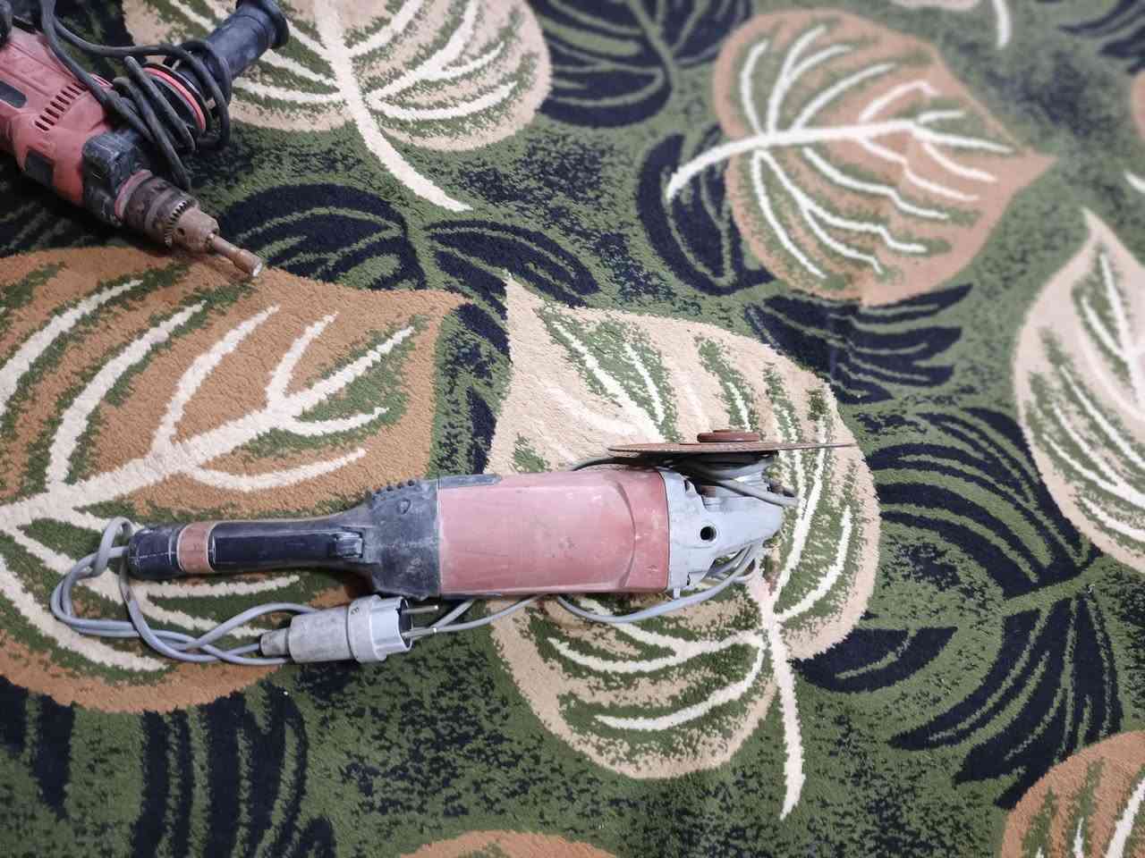 سكلة للبيع تحتوي على مجموعة متنوعة من آليات العمل (حادلة. كسارة حجم كبير عدد2. كسارة حجم صغير عدد2. دريل همر. كوسرة كبير . كوسرة صغير. كاوية بوري. كمبريسر 50لتر.حاشوشة ثيل. قفص بناء عدد 10 .  دراب خشب عدد5. دريل صغير عدد2. خباط مادة. عربانة حديد تسكام عدد3.) للاستفسار الاتصال على الرقم   ***********
