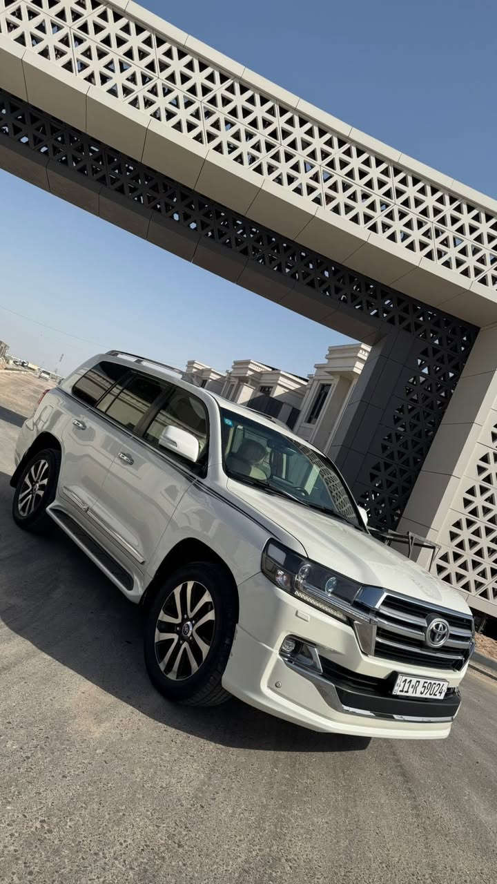 سلام عليكم سيارة لاندكروز للبيع مديل2019 فول مواصفات 5 بصمات ساز مكفوله كفاله عامه ما عده بارد صغير بل صندوق الخلفي باقي السيارة مكفوله مغلفه نانو BFF الرقم ***********
