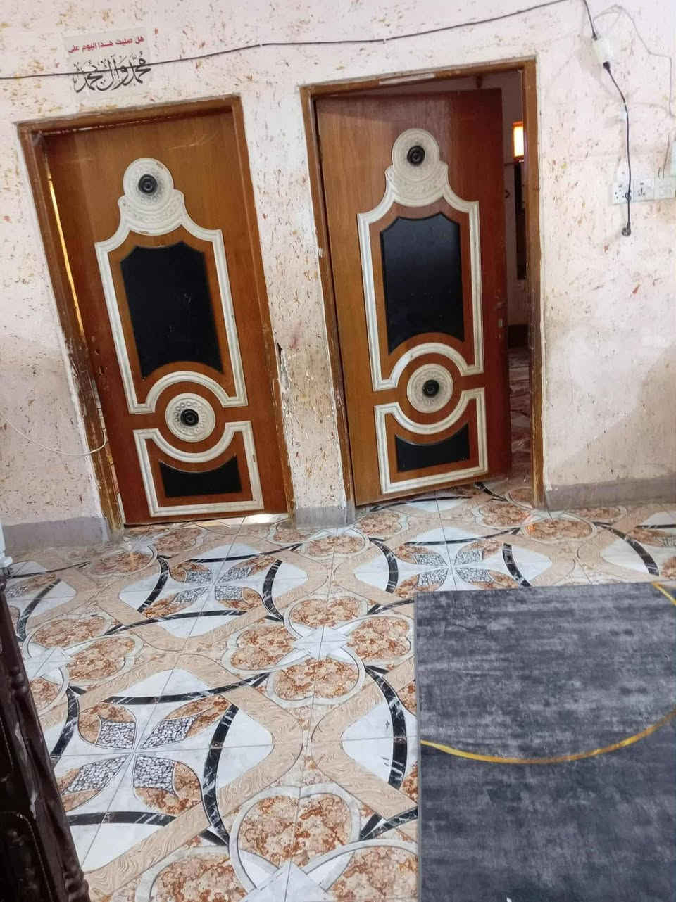 اسلام عليكم بيت للبيع عله طريق أبو الجاسم حي الامام المنتظر ع  مساحته ٢٠٠م البيت درجه اولى متكون من غرفتين ٥*٥ وصاله ١١م واستقبال ٦*٤  وكراج سياره
***********
***********
