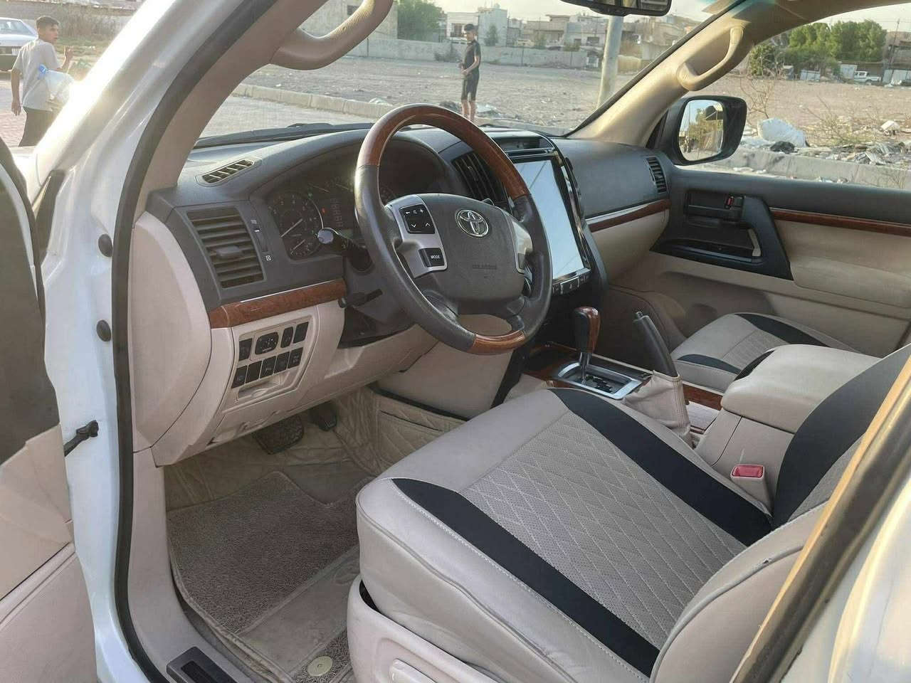 تيوتا لاند كروز _ موديل _2015 _  GXR
موصفات.فوول جهان باب اول  محرك.(V6)
)

تويتا لاند كروز موديل (2015)  
سياره مواصفات GXR سياره (V6) سلندر
سياره كفاله عامه عده تكحيلات بسيطه @
 
سياره ماشيه (103) الف كيلو فقط حقيقي
٤ اطارات و ويل جديد حلو بدوناي نقص 
سياره مواصفات (GXR ) 

محرك + گير كل بشرت مامفتوح 
بدون صوت + بدون دخان 

(  مواصفات جهان) 
( صلايت + سلاجه  
كوشنات كهرباي ٣ دگم _ حاساس خلفي و امامي_ بصمه + كاميرا بلايت +6ايرباك + لايتات زينون+ +داغل بيجى+دابل اكسل  )

تحويل مباشر  السياره بأسمي رقم بغداد

السعر 415

مكان سياره بغداد 
رقم صاحب سيارة ***********
