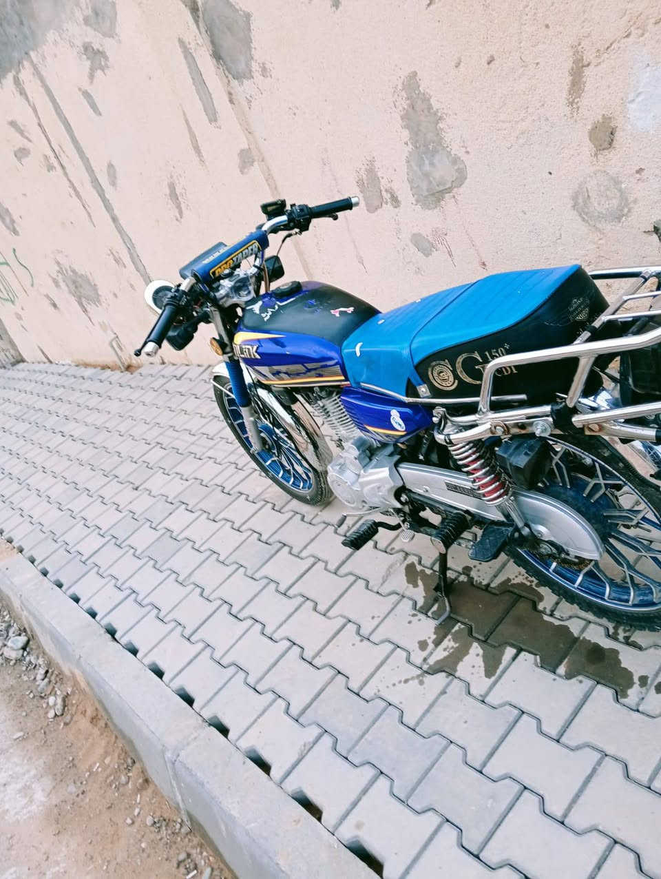 سلام عليكم متاح دراجه ٢٤ دراجه نضيفه ومحرك شرط  كهربائيات جمبزه ونضيف خير من الله السعر المطلوب ٦٠٠ وبيها مجال للطيبين مكاني بيجي اتصال علا هاذ الرقم ***********
