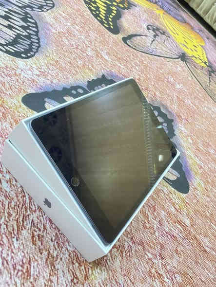 ايباد 9 مع ملحقات كامله الكرتونه ولشاحنه نضافه 85‎%‎ مكاني الدجيل هـ. ***********
