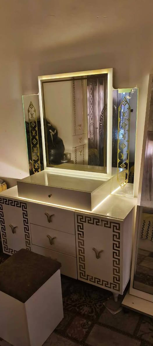 غرفه تركي نظيفه  بيها 7 قطع و دوشك و جربايه نجاره خشب مو فايبر  سعر، ٩٠٠ وبيها مجال مكان سماوة 
***********
