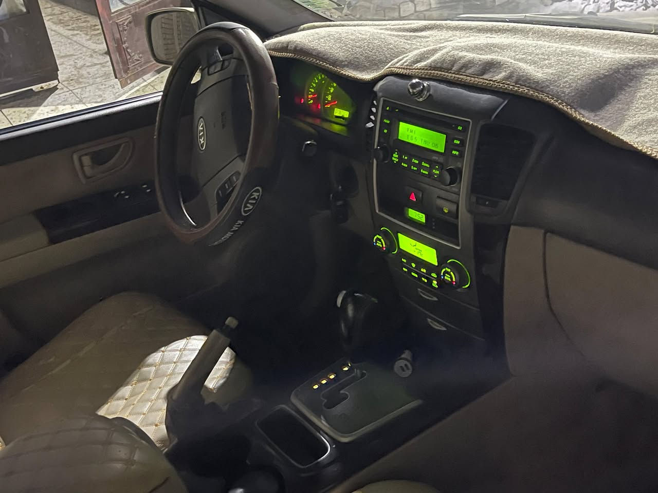 كيا سورنتو موديل 2009 الون رمادي داكن رقمها بغداد خصوصي سياره حلوه بلاديه بدون صبغ قطعه وحده فقط  يرادلها صبغ جماليه فقط كير محرك كفاله تبريد ممتاز حداديه جيد جدا سياره ترايها كلش حلوه وقويه سعرها 100 وبيها مجال بسيط مكان السياره بغداد الغزاليه لاستفسار لاتصال ***********. 0785704800
