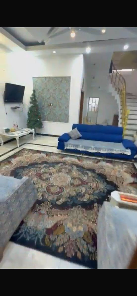 السلام عليكم ورحمة الله وبركاته 
 بيت للبيع  مساحه 240 م  طابو زراعي عراقي 100/100 
 البيت متكون من طابقين 
الطابق الأول  بناء طابوق يحتوي على غرفة +صاله+مطبخ+وغرفه استقبال + كراج  
الطابق الثاني  بناء ثرمستون متكون من غرفتين+صحيات. 
العنوان  ابو الخصيب منطقه أبو الجوزي 
 يبعد البيت عن الشارع السايدين 50متر السعر 250  مليون  للاستفسار *********** البصرة, العراق
