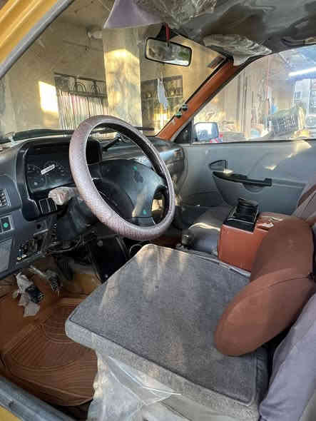 سلام عليكم سايبه للبيع2010 سياره خير من الله رقم جديد هزه جديده تخم تاير جديد صدر جديد  تبريدشغال اشاير بل مري سنترلك شغال مصفره هيأه وغرامات مناقصه برغي واحد بل عافيه عل ياخذه مكان سياره بغداد جسر سابع سعر30وبيه مجال (***********)
