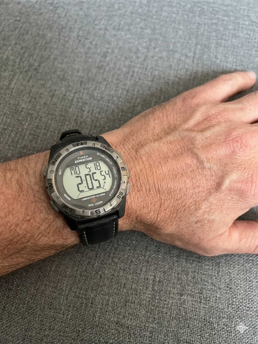 تايمكس (Timex) أمريكية أصلية 100% 🇺🇸 (الشعار والموديل محفور بدقة على الغطاء الخلفي الستانلس ستيل).
• المنبه الهزاز (Vibration Alarm): ميزة المنبه الاهتزازي الذكي، ينبهك بدون إزعاج ومثالي جداً للمواعيد أو الاستيقاظ.
• مقاومة الماء (WR 100M): مقاومة ممتازة للماء حتى عمق 100 متر، يعني عملية جداً ومقاومة للظروف الصعبة 🌊.
• الميزات الرقمية: شاشة واضحة تعرض الوقت والتاريخ واليوم، مع منبه، مؤقت، وساعة إيقاف، بالإضافة إلى إضاءة تايمكس الشهيرة (Indiglo) 💡.
• السيير والتصميم: حزام (سيير) جلد أسود فخم وخياطة متينة يعطي الساعة مظهر يجمع بين الرياضي والكلاسيكي، ويقعد باليد بشكل مريح جداً.


**إذا كنت صاحب هذا الإعلان وتريد حذفه لأي سبب، رجاءا أرسل رسالة إلى الدعم الفني**