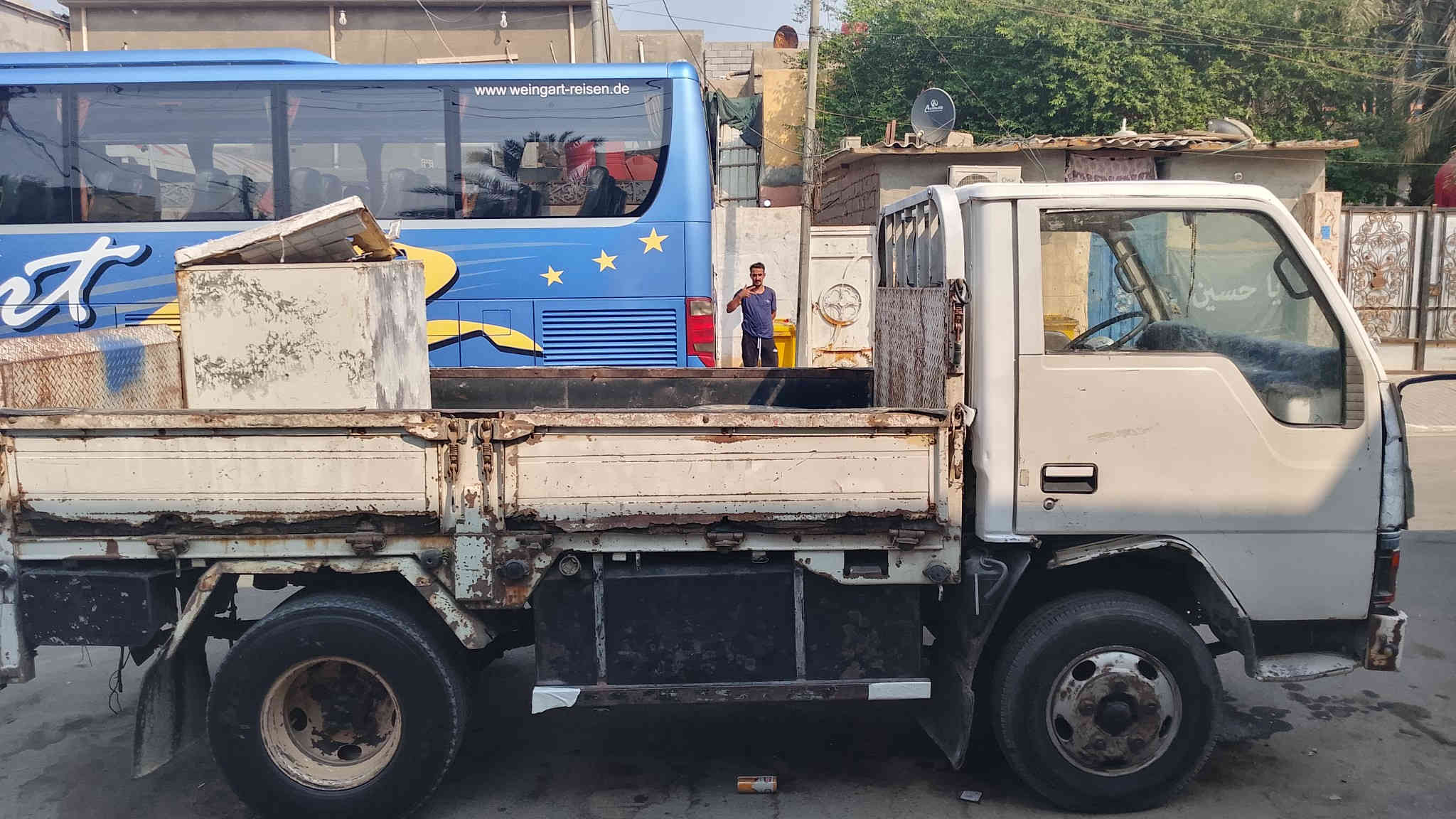 السلام عليكم ورحمه الله وبركاته كنتر عظم موديل 91 بسمي رقم بصره محرك بنكو 3000 جديد توني شاده قماره بيه خياس تايرات جدد السعر 40 ورقه وبيه مجال قليل العنوان البصره القبله للا ستفسار ع ***********
