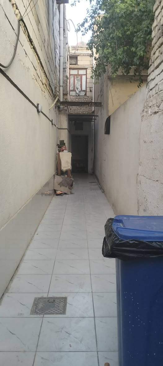 بيت طابقين نص خلفي للبيع المساحه 120متر الطابق الارضي غرفتين وصاله واستقبال وصحيات،عدد2ومطبخ 
الطابق الثاني غرفتين ومخزن وسطح 
السعر 130
العنوان حي اريدو قرب السوق رابع بيت عن جامع الرسول الاعظم على الشارع الرئيسي مقابل افران الرسول الاعظم 
للاتصال والاستفسار ***********
