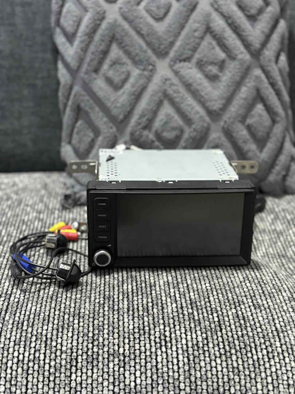 سلام عليكم عندي شاشه نيسان سني اصليه تدعم كار بلي شرط فحص وياه كامره اصليه اتصال هذا رقمي ***********  سعر 190  الف
