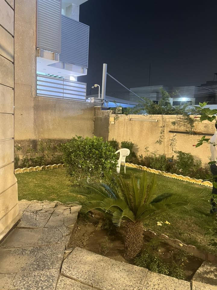 بيت للايجار مساحه 320م مؤثث اربعه غرف نوم صاله كبيره هول اربعه حمامات سويت العنوان  اليرموك حي الحمراء 
للاستفسار ***********
