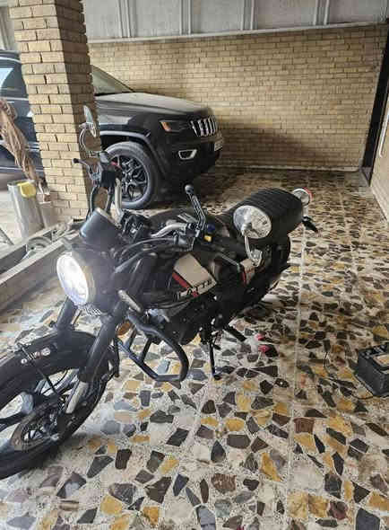 السلام عليكم 
دايوان لاتيه موديل 2023 
ماشيه 4000 بس !
ويل كب 
سيبايه موجوده
اشاير مبدلها بلد مثل بالصور
كله محسن بانزين 
دهن امزويل اديرلها
وياها خذوه agv اصليه مع سبيكر شغال
الدراجه نظيفه مثل بالصور
بيها سنويه واسط بأسم صاحب المعرض 
اللوحات مطبوعه فقط يراد واحد يمشي بالمعامله ويه صاحب المعرض وتتحول باسمه 
مكاني بغداد الاعظميه صليخ
الي يحب اسويله وكاله عادي 
اوراقها موجوده ايضا 
السعر 2.800.000 هي والخوذه وبيها مجال 
موجود ماسنجر واتس 
***********
