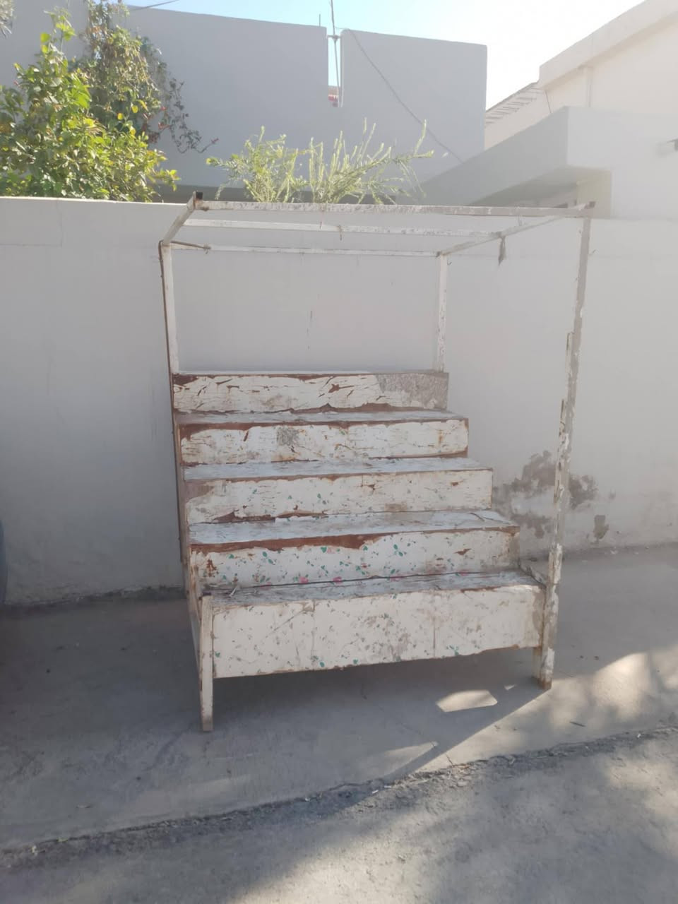 للبيع ديالى شهربان الباسكل خجم 24 السعر225 الف الميز المدرج السعر 160الف رقمي *********** رجاء لا تكسرو حاجات الناس
