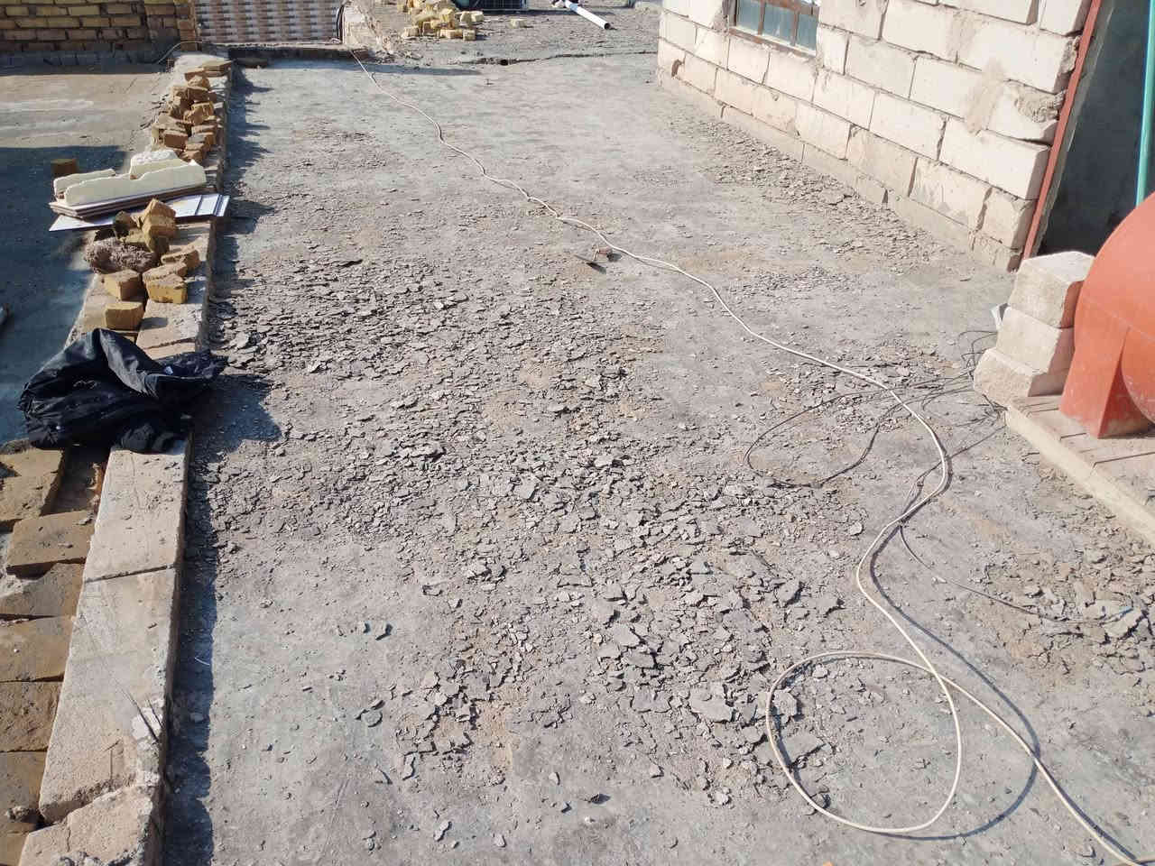 السلام عليكم اي واحد عنده تشربت صطوح تفليش قلع ارضيات حفر سبتة تنك مع البناى لبخ لط تلحيضات مكان نجف متفرغ حالين ***********
