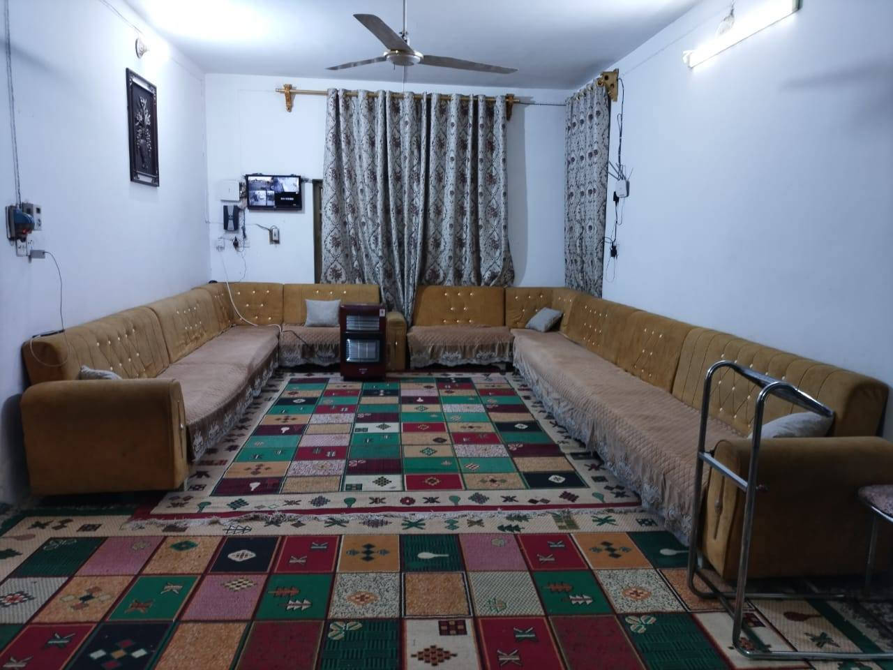 ديوان ٢٢ مقعد نظيف ومرتب للاستفسار خاص او الاتصال على الرقم ***********
