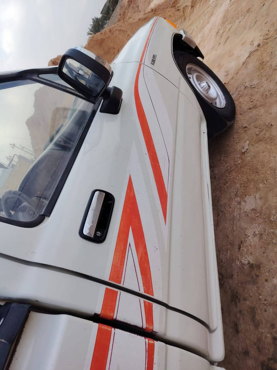 السلام عليكم للبيع بيكم 1994 سنويه 27تحويل مباشر رقم واسط سياره مكفوله كير شاصي محرك كروسيده خمس نمر سياره مكفوله من الضربه وتبديل وصبغ المكان الديوانية السعر 63 تصال على رقم ***********
