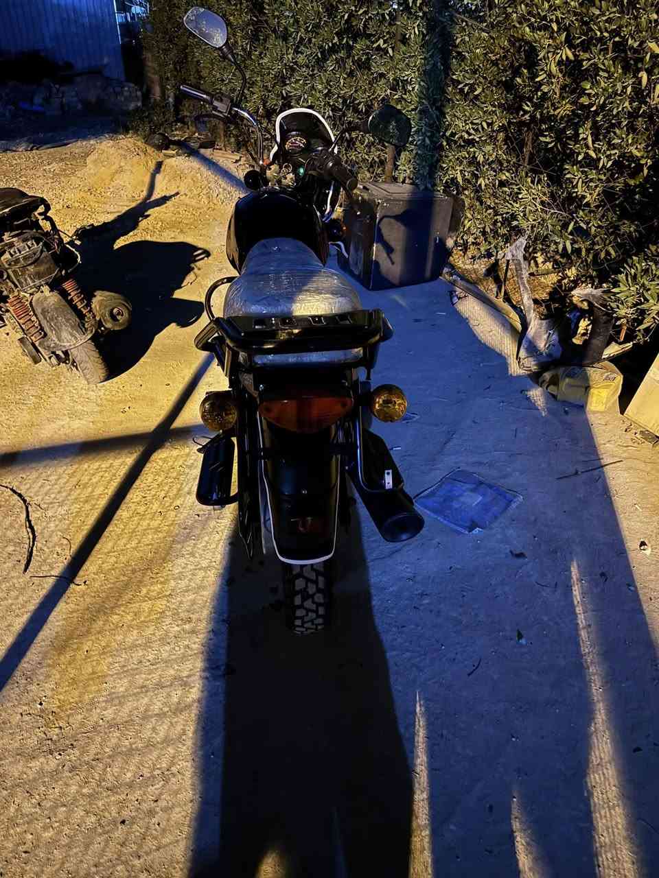 السلام عليكم شباب بوكسر موديل 2023 رقم و سنوية الدراجة جانت بالحجز ب 8 اشهر تقريبا ماشية 17 الف و انحجزت طلعتها قبل كم يوم الدراجة بدلت الها تخم تاير و زنجيل و دشالي جدد و دشبول كامل هوا و مازدة و الجامة و العدادات دراجة جاهزة من كلشي كفالة عامة بسمي شرط تحويل عارضها ب 2700 و بيها مجال مكاني بغداد حي اور ولحد يكلي زيرو بيش مادري شنو كلشي اكو بالسوك و حسب نضافة  
***********
